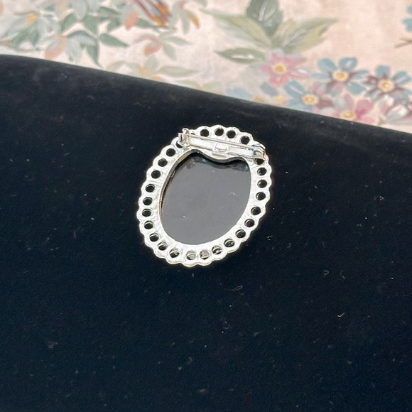 Vintage Black & White Cameo Brooch/Pendant Victorian Revival Shabby Chic - Picture 7 of 10